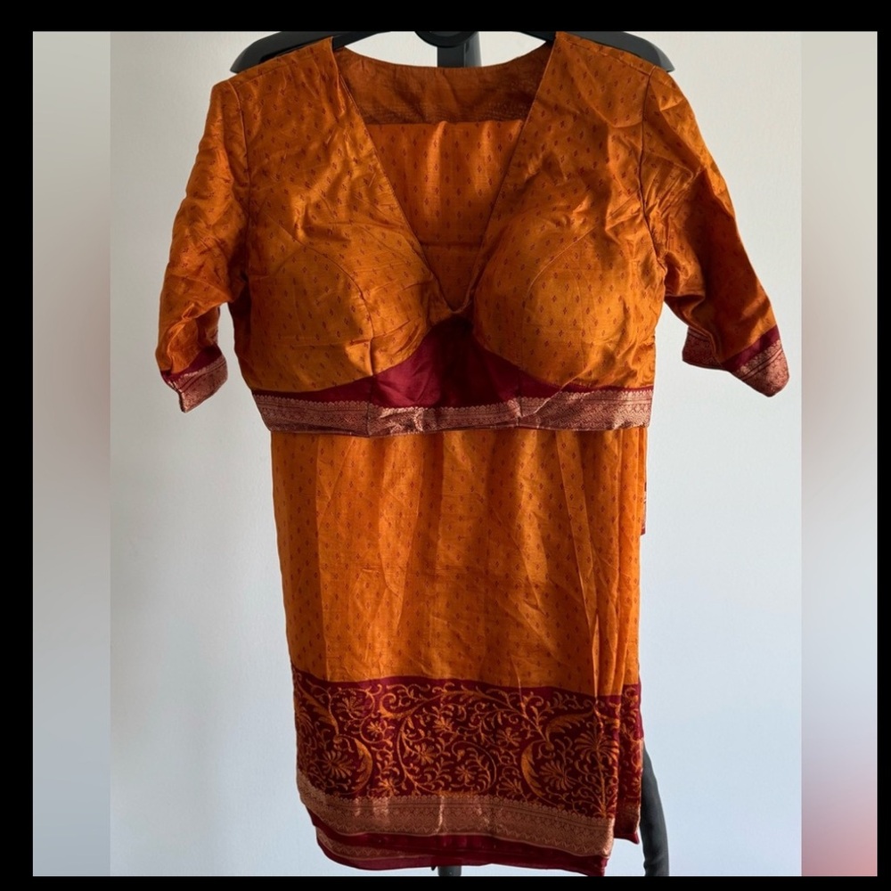 Pure silk designer printed saree with padded blouse - Picture 2 of 6